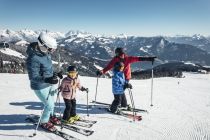 Unterwegs mit den Kindern im Skigebiet Schmittenhöhe. • © Zell am See - Kaprun Tourismus