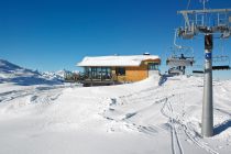 Fast oben angekommen an der Bergstation der Riedkopfbahn im Klostertal. Links befindet sich das Bergrestaurant Muttjöchle. • © Klostertaler Bergbahnen GmbH & Co. KG, Alex Kaiser