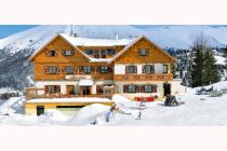 Der Gasthof Almstube im Skigebiet Turracher Höhe im Winter. • © turracherhoehe.at
