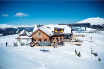 Die Almzeit Hütte im Skigebiet Turracher Höhe im Winter. • © turracherhoehe.at