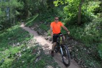 Unterwegs auf dem Singletrail Wurzeralm. • © HIWU Hinterramskogler