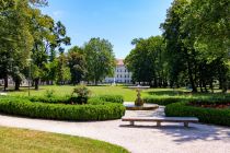 Der Stadtpark in Spittal an der Drau, im Hintergrund Schloß Porcia. • © alpintreff.de - Christian Schön