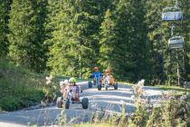 Mit den Mountaincarts den Berg hinunter das macht am Spitzingsee richtig Laune.  • © Alpenbahnen Spitzingsee // Dietmar Denger-Lowres