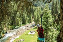 Von oben nach unten im Hochseilgarten Verwall.  • © TVB St. Anton am Arlberg