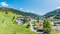 Quer durchs Tiroler Bergdorf geht es für Familien beim „Detektiv-Trail“, der interaktiven Schnitzeljagd in St. Anton am Arlberg. • © TVB St. Anton am Arlberg, Patrick Bätz