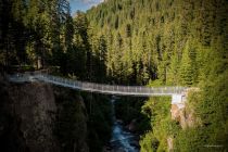 Es führt nur ein Weg über die Brücke: geradeaus.  • © TVB St. Anton am Arlberg, Zoran Nagradic