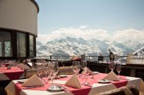 Die Verwallstube in St. Anton am Arlberg bietet Haubenküche in legerer Atmosphäre mit Alpenpanorama. • © Arlberger Bergbahnen