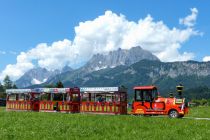 Der Kaiser-Bummelzug aus St. Johann vor herrlicher Kulisse. • © Kaiser-Bummelzug