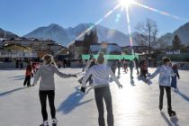 Eislaufen bei Königswetter in St. Johann im Pongau. • © Stadtgemeinde St. Johann im Pongau, Erwin Viehhauser