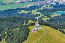 In der Mitte im Vordergrund die Harschbichlalm, direkt an der Bergstation der  Seilbahn Harschbichl II. Der Ort im Hintergrund ist St. Johann in Tirol. • © alpintreff.de - Christian Schön