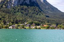 Blick auf einige Häuser, die zu Plomberg und damit St. Lorenz gehören. Dahinter liegt die Drachenwand. • © alpintreff.de - Christian Schön