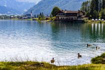 Der Pillersee mit St. Ulrich links im Hintergrund sowie dem Seerestaurant Blattl. Und ein paar Entchen. • © alpintreff.de - Silke Schön