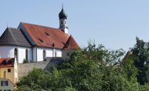 Stadtmauer in Füssen (mit Franziskanerkloster im Hintergrund) • © alpintreff.de / Christian Schön