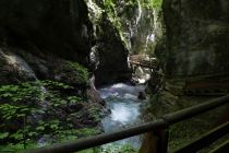 In der Wolfsklamm führt der Weg über Steige und Brücken. • © Tirol Werbung, Bernhard Aichner