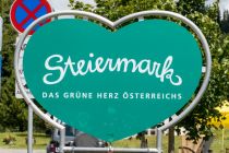 Steiermark - das grüne Herz Österreichs. Schild des Werbelogos auf der Turracher Höhe an der Grenze zwischen Kärnten und der Steiermark. • © alpintreff.de / christian schön