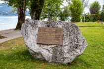 Das ist natürlich nicht das Komponierhäuschen. :-) Das ist der Gustav-Mahler-Gedenkstein an der Anlegestelle der Attersee-Schifffahrt in Steinbach, die ein Stückchen südlich vom Komponierhäuschen liegt - und an der auch Gustav Mahler nach Steinnach anreis • © alpintreff.de - Christian Schön