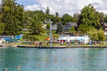 Das Strandbad in Seewalchen am Attersee verfügt über einen der sonst sehr raren Sprungtürme. • © alpintreff.de / christian schön