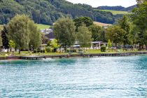 Im Zentrum von Weyregg liegt das Strandbad mit der Strandbar Katamaran. • © alpintreff.de / christian schön