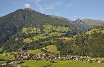 Im Vordergrund der Ort Stumm und oben am Berg liegt Stummerberg. • © Best of Zillertal, Wörgötter & Friends