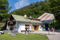 Die Talstation der Herzogstandbahn liegt nahezu direkt am Walchensee.  • © alpintreff.de / christian schön