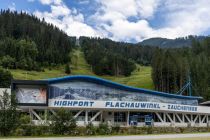 Talstation des Highliners I in Flachauwinkl. Im Sommer ist die Bahn nicht in Betrieb. Von Bautätigkeiten für die Verbindungsbahn Winkl-Link war allerdings noch nicht ansatzweise etwas zu sehen. • © alpintreff.de / christian schön