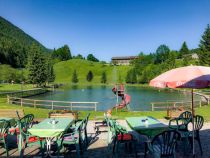 Der schön gelegene Badesee in Thiersee. • © Naturbadesee Landl