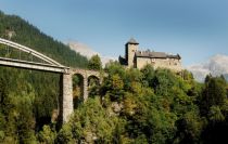 Das Schloss Wiesberg neben der Trisannabrücke. • © Tirol Werbung, Bernhard Aichner