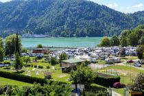 Links in Vordergrund kannst Du einige Bahnen vom Minigolfplatz sehen. Dahinter befindet sich das CampingBad. • © alpintreff.de - Christian Schön