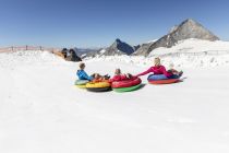 Snowtuben im Sommer auf dem Hintertuxer Gletscher - im Gletscherflohpark. • © Archiv Tourismusverband Tux-Finkenberg, Johannes Sautner, shootandstyle.com