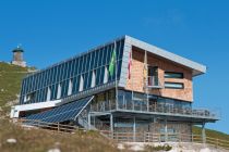 Das Gipfelhaus am Dobratsch im Sommer. • © Region Villach Tourismus, Adrian Hipp
