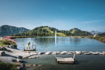 Der Grafenbergsee in Wagrain bietet im Sommer viele super Aktivitäten - zum Beispiel Floßziehen. • © Snow Space Salzburg