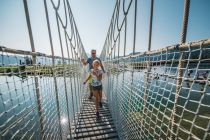 Über den Grafenbergsee führt eine Hängebrücke. • © Snow Space Salzburg