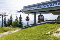 Die Gondelbahn an der Steinplatte in Waidring. Charakteristisch sind die roten runden Gondeln. • © alpintreff.de - Silke Schön