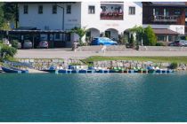 Beim Gasthof Edeltraut am Walchensee kannst Du Boote mieten. Hier im Hintergrund zusätzlich das Haus Stefanie. • © alpintreff.de - Christian Schön