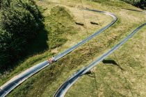 Zwei Sommerrodelbahnen nebeneinander sorgen in Walchsee für jede Menge Fahrspaß.  • © Freizeitpark Zahmer Kaiser