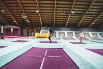 Die Trampolinhalle in Walchsee bietet wirklich viele Trampoline aller Schwierigkeitsgrade. • © Freizeitpark Zahmer Kaiser