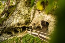 Die Bärenhöhle liegt neben dem Kleinen Wasserfall in Wallgau. • © Alpenwelt Karwendel / Philipp Gülland