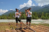 Diese Musiker fühlen sich auf der Floßbühne sehr wohl.  • © Alpenwelt Karwendel / Gemeinde Wallgau