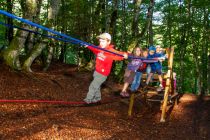 Klettern und balancieren im Naturpark Erlebnisparcours am Weissensee. • © Weissensee Information