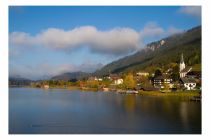 Der Ort Weissensee am gleichnamigen See im Herbst.  • © Weissensee Information