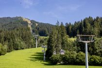 Die Alpenrosenbahn I in Westendorf. Oben starten die Paraglider. • © alpintreff.de - Silke Schön