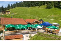 Das Gasthaus "Alte Mittel" und hinten links oben ist der Start des Bogenparcours. Die Übscheiben sind aufgestellt.  • © alpintreff.de - Silke Schön