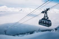 Die Venetseilbahn hoch über den Wolken von Zams. • © TVB TirolWest/Daniel Zangerl