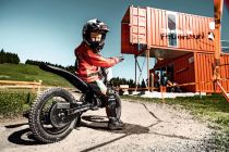 Kinder lieben ihren eigenen E-Motocross-Parcours namens Schmidolins Feuerstuhl. • © Schmittenhöhebahn AG