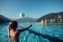 Zum Strandbad mit Seezugang gehört auch ein Freischwimmbecken.  • © Zell am See-Kaprun Tourismus