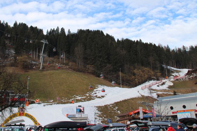 Talstation der Gondelbahnen Hochzillertal I (vorne) und Hochzillertal II (hinten, silberne Gondeln) © Christian Schön / alpintreff.de