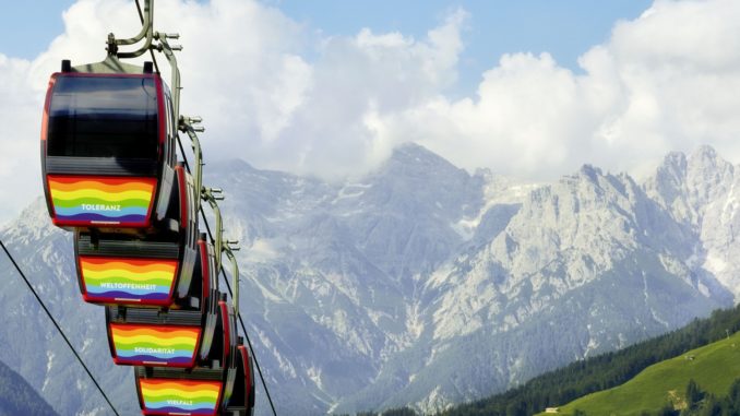Die Gondeln wurden anlässlich des World Pride Days in Regenbogenfarben beklebt. // Foto: Toni Niederwieser