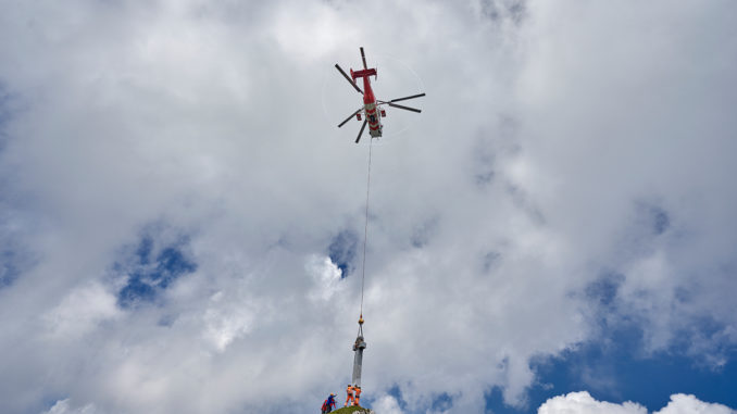 Montage des neuen Granit-Gipfelkreuz auf der Seekarlspitze. // Foto: Achensee Tourismus / Michael Meisl