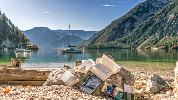 Bei der achensee.literatour wird der See zur Bühne und die Landschaft zur Kulisse. // Foto: Achensee Tourismus
