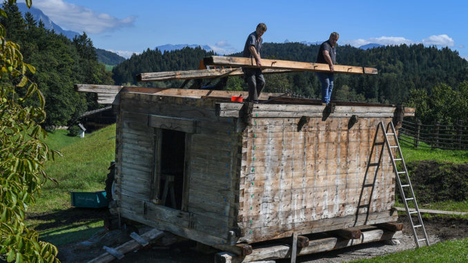 Gehört nicht zum alten Eisen: Der Kornspeicher aus dem 17. Jahrhundert zieht nach Kramsau um. // Foto: Grießenböcl